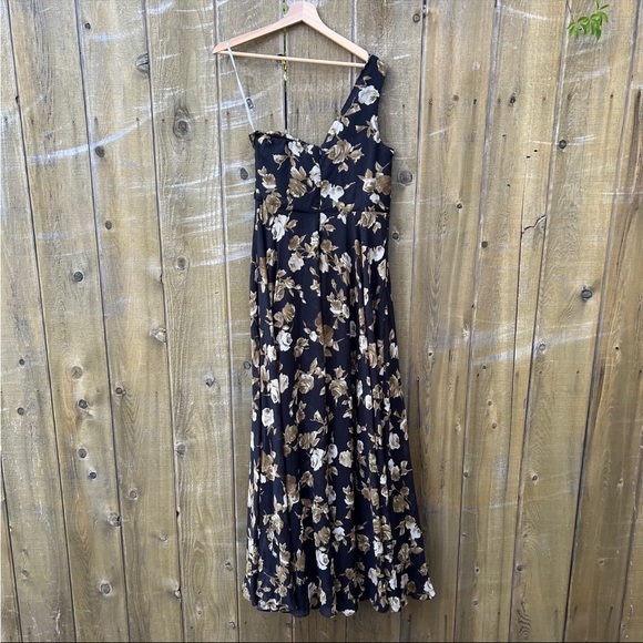 Black and Tan Floral Chiffon One-Shoulder Maxi Dress 🌿 - Picture 8 of 10